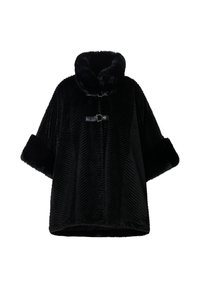 Cappotto di pelliccia nera con colletto alto, caratterizzato da un motivo a zig-zag testurizzato, maniche larghe e una chiusura con fibbia in pelle sul davanti.