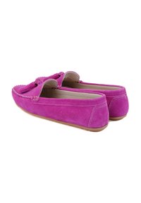 Rosa Wildlederloafer mit weicher Textur, gerundetem Zehenbereich, dekorativen Quasten und einer flexiblen Gummisohle. Detaillierte Steppnähte entlang der Kanten.
