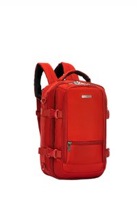Mochila de tela roja con correas de hombro ajustables y acolchadas, múltiples compartimentos, bolsillo frontal con cremallera y hebillas laterales para compresión.