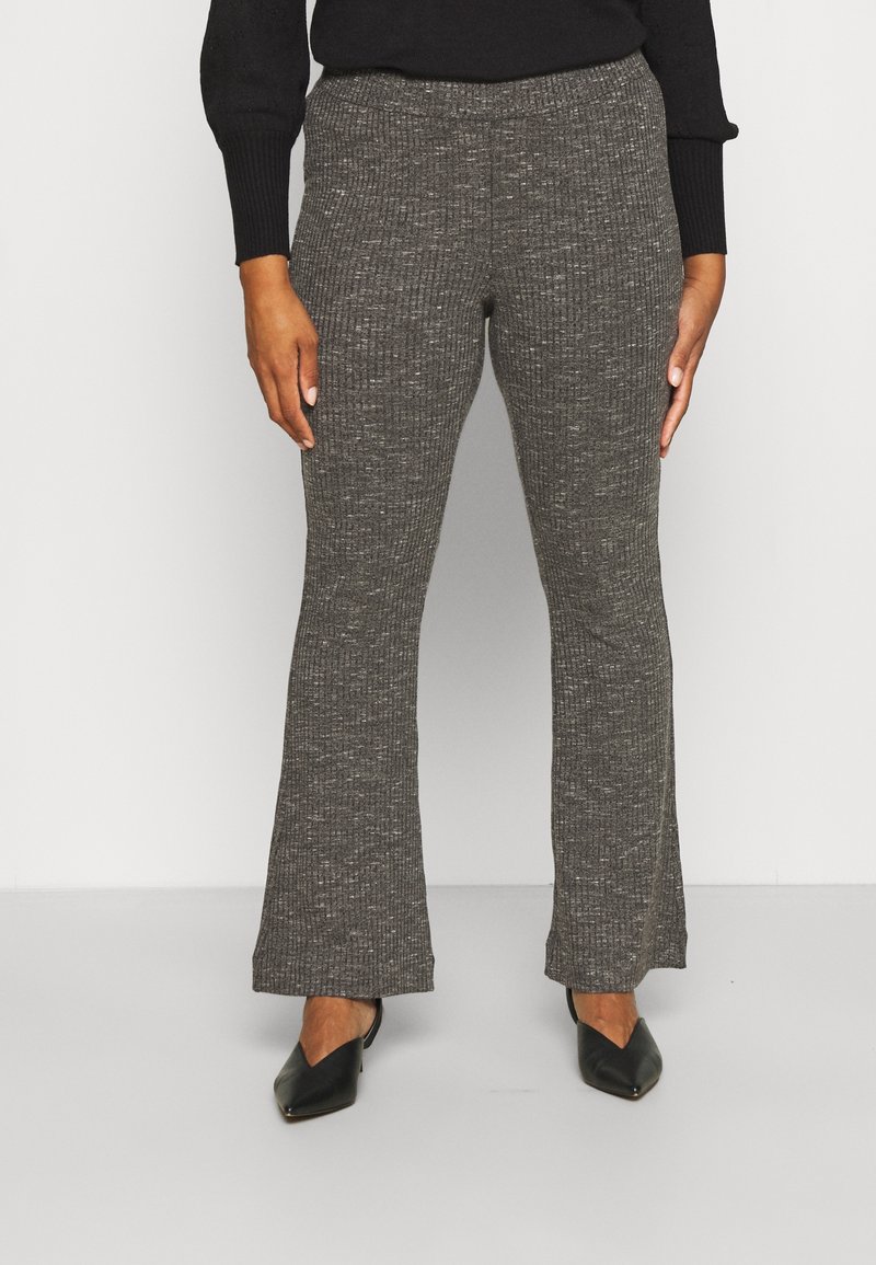 Pantalons évasés gris à côtes fabriqués en tissu tricoté texturé. Dotés d'une taille élastique et de variations subtiles de couleur.