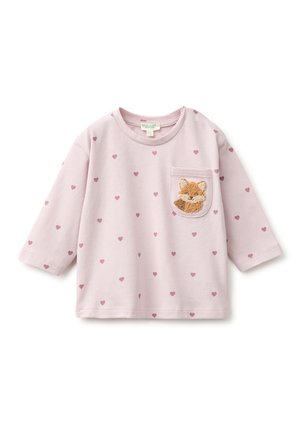 Lichtroze longsleeve peutershirt met kleine hartjesprints en een voorkantzakje met een gestructureerd vosgezicht.