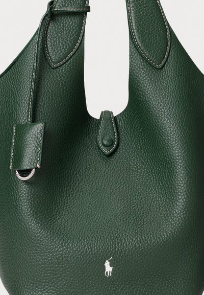 Sac à main en cuir vert avec une finition texturée, une forme douce, un logo blanc proéminent, et des poignées doubles avec des détails de couture contrastants.