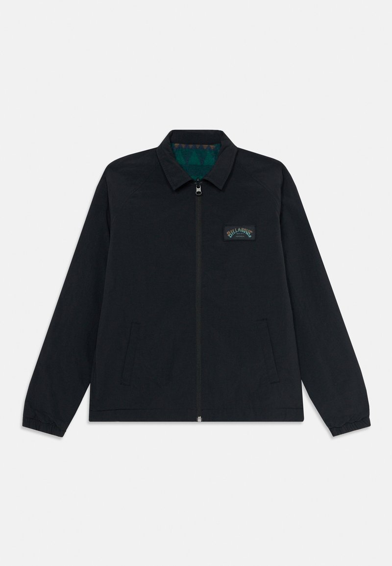 Zwarte ritsshirt met kraag, elastische manchetten, twee zijzakken en een klein rechthoekig logo-opdruk op de linkerkant van de borst.