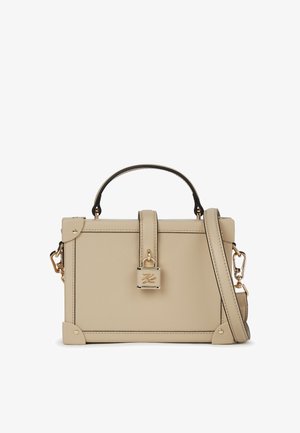 Bežinė odinė rankinė su struktūrizuotu dizainu, auksiniais aksesuarais, nuimama juosta, viršutine rankena ir spynos akcentu priekyje.