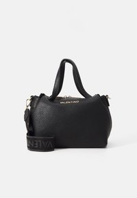 Svart läderhandväska med en texturerad yta, dubbla topphandtag, guldfärgad detaljer och en avtagbar axelrem med varumärkesnamnet.