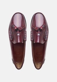 Mocassini in pelle color bordeaux con finitura liscia, dotati di lacci decorativi e dettagli intrecciati sulla tomaia. Suola testurizzata per una buona presa.