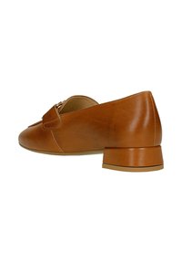 Bruine leren lage hak schoen met een ronde neus, decoratieve band en een iets gestructureerde afwerking. Beschikt over een bescheiden blokhak.