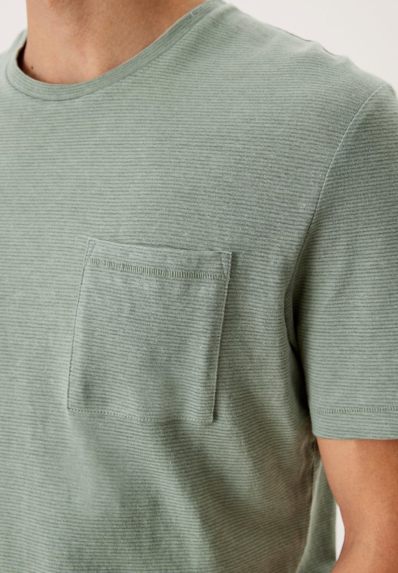 Herren T-Shirts basic | s.Oliver T-Shirt print khaki oliv stripes/dunkelgrün - RM79903 Herren T-Shirts basic | s.Oliver T-Shirt print khaki oliv stripes/dunkelgrün - RM79903