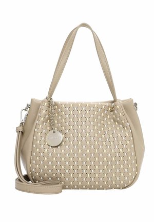 Beige læderhåndtaske med perforeret mønster, dobbelte håndtag, aftagelig skulderrem og rundt sølvbrandvedhæng på kæde.