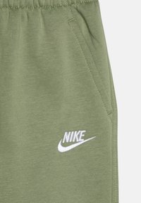 Nike Sportswear CLUB UNISEX - Tepláky - oil green/white