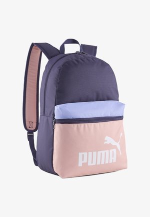 Mochila Puma púrpura, rosa y azul claro con bolsillo frontal con cremallera y correas ajustables acolchadas para los hombros sobre un fondo blanco.