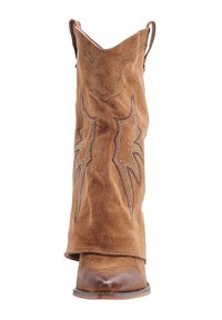 Bota de vaquero de ante marrón con patrones decorativos cosidos y tiradores, punta redondeada y suela de cuero, vista frontal.