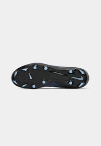 Sorte fodboldstøvler med en struktureret ydersål, prydet med blå detaljer. Designet omfatter fremtrædende studs for greb og en slank, strømlinet form.