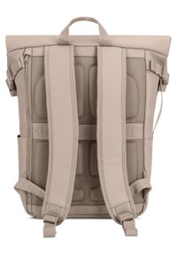 Rucsac tip roll-top realizat din material bej, cu curele ergonomice, căptușite și un spate texturat pentru confort. Include un buzunar lateral și accesorii ajustabile.