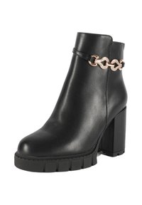 Stivale in pelle nera alla caviglia con tacco chunky e suola texturizzata. Presenta un dettaglio in catena dorata con strass sul lato.