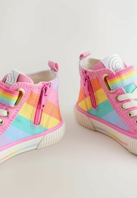 Wysokie buty na płótnie w tęczowy wzór z różowymi akcentami, zamkiem błyskawicznym i białymi gumowymi podeszwami. Paski w wielu pastelowych kolorach.