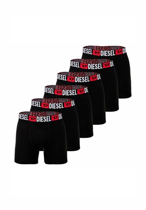 Svarta boxerkalsonger i ett set om fem, med ett rött och svart elastiskt midjeband med upprepade logotyper. Slät tygstruktur.