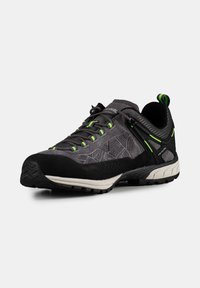 Szare buty trekkingowe z teksturowaną cholewką, czarnymi akcentami, zielonymi detalami i bieżnikowaną podeszwą. Posiadają sznurowane zapięcie i wyściełany kołnierz.