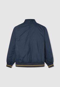 Jasnoniebieska, lekka kurtka, z kołnierzem stójkowym, elastycznymi mankietami i ściągaczem w dolnej części z żółtymi akcentami. Gładki, wodoodporny materiał.