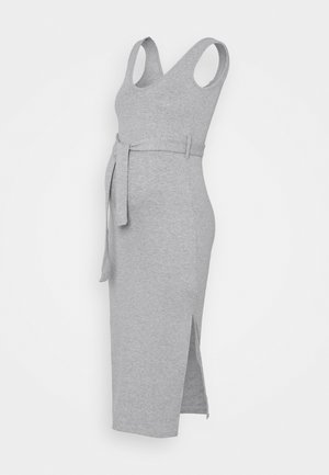 Robe de maternité grise avec une coupe ajustée, sans manches, et une ceinture à la taille, dotée d'une fente latérale pour faciliter les déplacements.