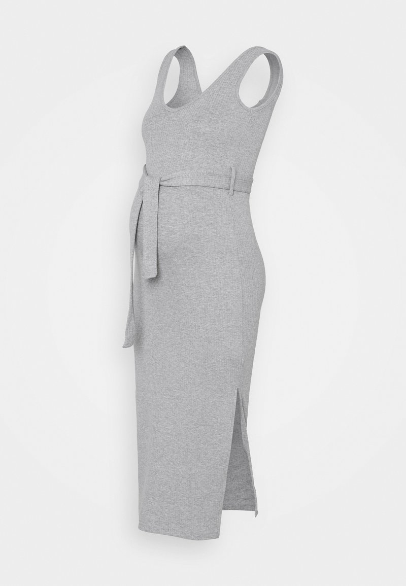 Vestido de maternidad gris con diseño ajustado, corte sin mangas y cintura con cinturón, con una abertura lateral para mayor comodidad al moverse.