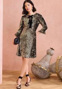 Love & Roses PETITE FIT - SEQUIN WITH DETAIL - Koktélruha / Partiruha - gold