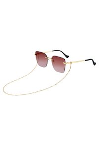Occhiali da sole oversize con montatura oro e lenti bordeaux sfumate, dotati di una catena dorata e punte delle tempie nere. Il design geometrico aumenta l'appeal visivo.