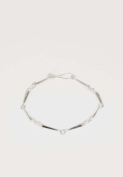 Silberarmband mit verlängerten Gliedern in polierter Ausführung und einem sicheren Verschluss, entworfen mit abwechselnden Formen für visuelles Interesse.
