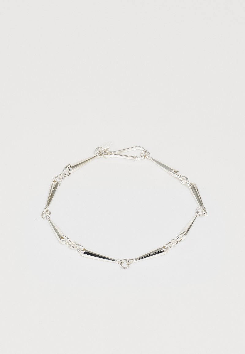 Hõbedane käevõru, millel on piklikud lingid läikiva pinnaga ja turvaline lukustus, kujundatud vahelduvate kujudega visuaalse huvi loomiseks.