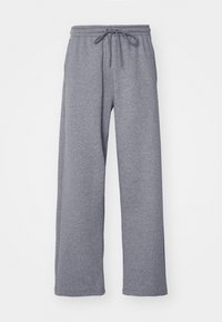 Szare spodnie dresowe z miękkiego materiału, z gumką i sznurkiem w pasie, szerokimi nogawkami i prostym wzornictwem bez wzorów ani zdobień.