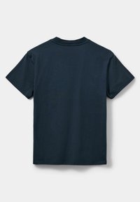 Tums tumši zila kokvilnas T-kreklu ar īsām piedurknēm, apaļu kakla izgriezumu un vienkāršu aizmugures dizainu, kas izceļas ar gludu tekstūru un standarta piegriezumu.