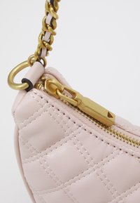 Guess GIULLY TOP ZIP SHOULDER - Rankinė - light rose
