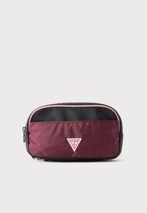 Petite pochette rectangulaire noire et bordeaux avec bordure rose et logo Guess centré sur la poche avant.