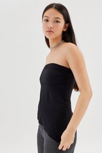 Top nero senza maniche realizzato in tessuto liscio, con una vestibilità aderente, dettagli arricciati e un orlo curvo. Abbinato a pantaloni grigi.