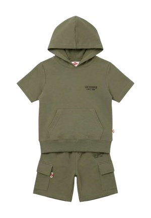 Sweat à capuche vert olive à manches courtes avec poche avant et short cargo assorti, tous deux ornés du texte "Lee Cooper Since 1908" sur la poitrine et la jambe.