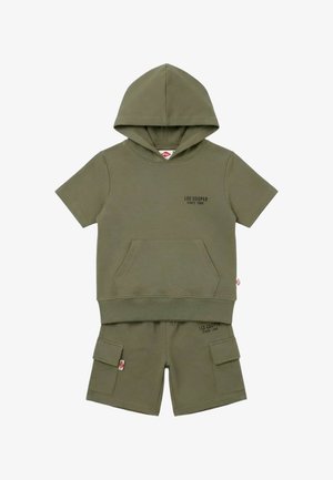 Sweat à capuche vert olive à manches courtes avec poche avant et short cargo assorti, tous deux ornés du texte "Lee Cooper Since 1908" sur la poitrine et la jambe.