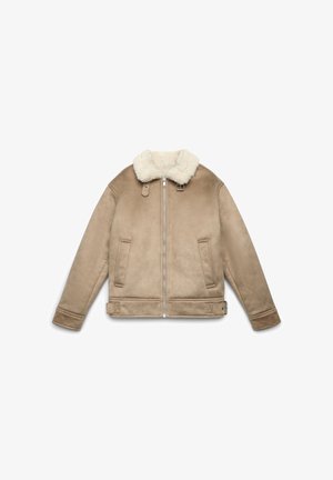 Veste en daim beige avec un col en shearling blanc, fermeture éclair à l'avant, deux poches latérales et un ourlet à bande avec des coutures décoratives.