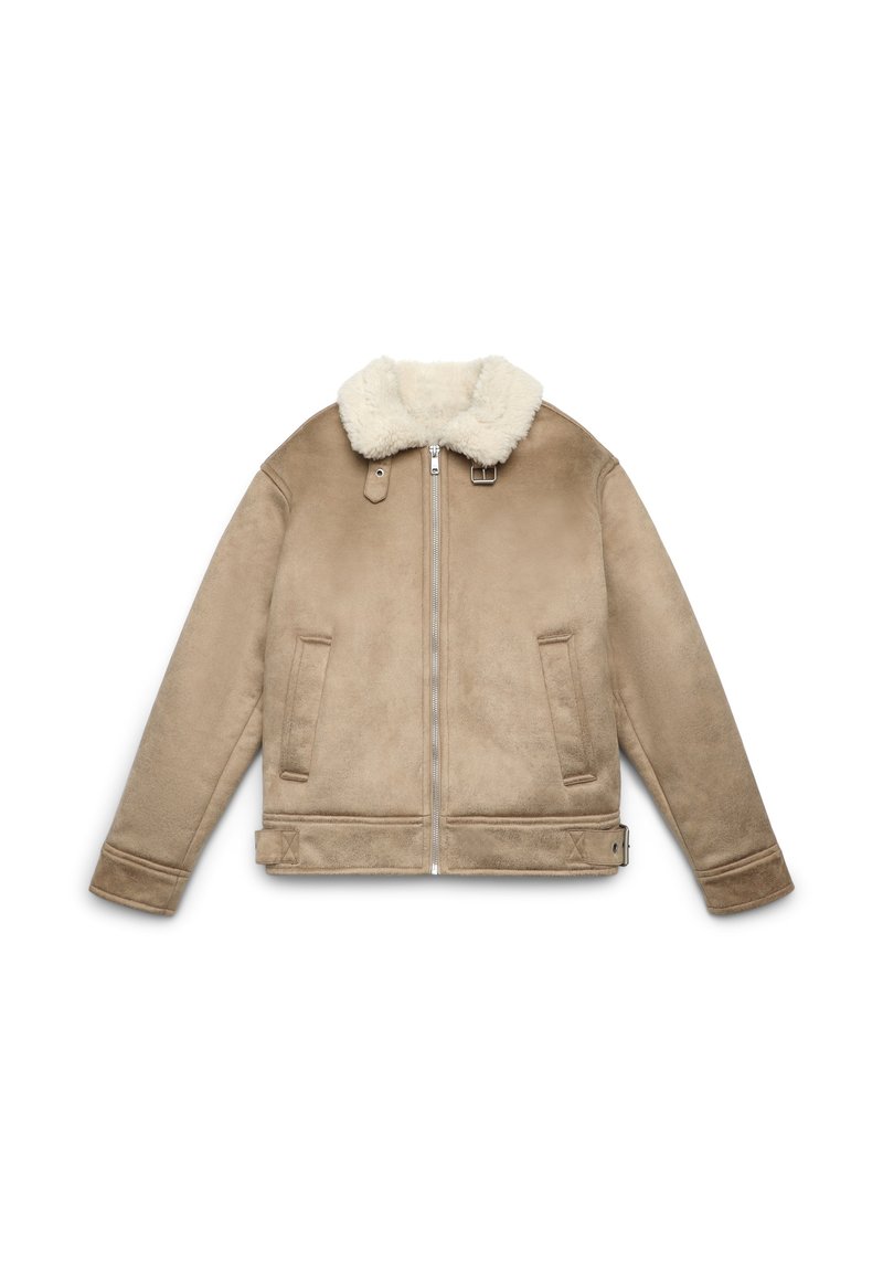 Beige Wildlederjacke mit einem weißen Schafsfellkragen, Frontreißverschluss, zwei seitlichen Taschen und einem gerippten Saum mit Akzentnähten.
