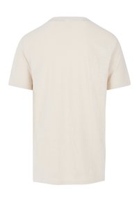 Camiseta de manga corta beige con cuello redondo. Tejido suave y ligero con una textura lisa. Sin patrones ni acentos visibles.