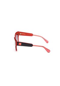 Gafas de sol de acetato rojo con acentos en negro en las patillas, forma rectangular, lente transparente y un sutil patrón geométrico en la patilla.