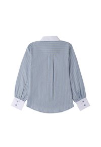 Camicia a righe azzurro chiaro con maniche lunghe a sbuffo, colletto e polsini bianchi. Presenta righe verticali e dettagli di pieghe sul retro.