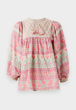 Ziedu raksta blūze gaiši zaļā krāsā ar rozā un baltām akcentiem, ar savilktu krūšu daļu un pūkainām piedurknēm, aizmugurē sasieta ar pušķiem.