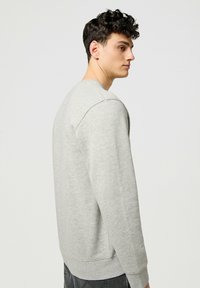 Wrangler LONG SLEEVE SMALL GRAPHIC CREW - Sudadera - mid grey mel