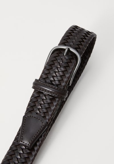 Geflochtenem dunkelbraunen Leder-Gürtel mit einer rechteckigen Silber-Schnalle, die ein gesticktes Lederdetail in der Nähe der Schnalle für zusätzlichen Akzent aufweist.
