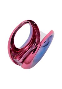 Scultura in plastica trasparente rosa e blu con forme morbide e arrotondate e design astratto, caratterizzata da due anelli aperti e superfici lucide.
