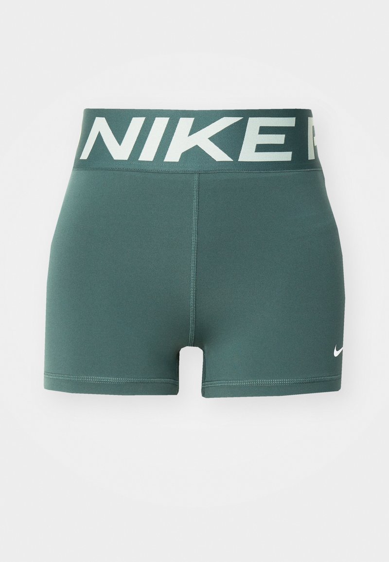 Shorts de sport verts avec une large taille élastique, comportant "NIKE" en couleur claire, et un petit logo blanc en bas à droite de la jambe.