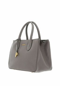 Sac à main gris à finition texturée, doté de doubles anses, d'accents en métal doré et d'un porte-clés décoratif attaché. Nom de la marque affiché en doré.