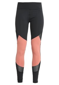 Leggings deportivos negros y rosas con una cintura alta; presentan paneles en bloques de color y acentos de malla para mayor transpirabilidad. Textura suave.