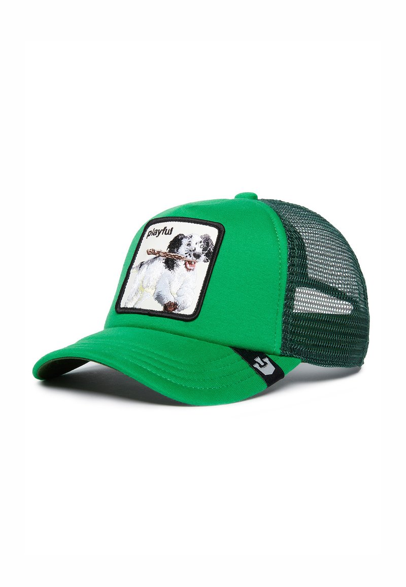 Gorra verde con un parche en la parte delantera que muestra un perro sosteniendo un palo. Parte trasera de malla, visera curvada y logotipo en el lateral.