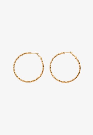 Gouden oorringen met een gesegmenteerde, bamboe-geïnspireerde textuur en sluitingen met scharnierende gesp op een witte achtergrond.